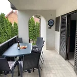 Szomszéd Ház