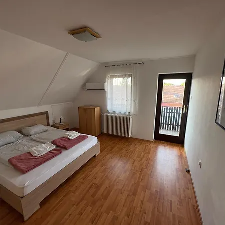 Szomszed Haz Apartment